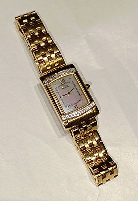 Rel&oacute;gio Citizen em a&ccedil;o e plaqu&ecirc; com mostrador em madrep&eacute;rola