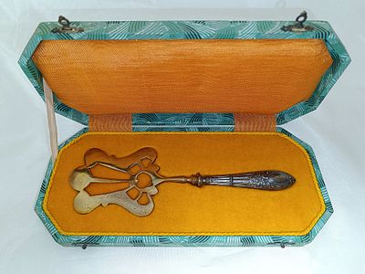 Metal spatula with silver handle and original case