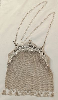 Bolsa antiga em malha de prata 925% com motivos florais com al&ccedil;a estilo corrente em prata 