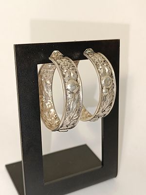 Par de brincos em prata 925% argolas com motivos florais relevados, 12.1gr