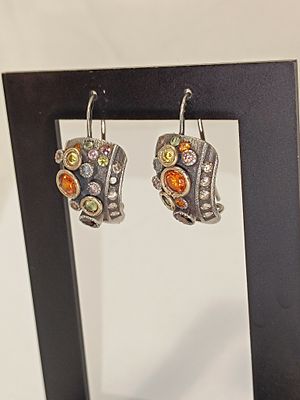 Par de brincos em prata 925% com design artesanal adornado com m&uacute;ltiplas pedras coloridas 