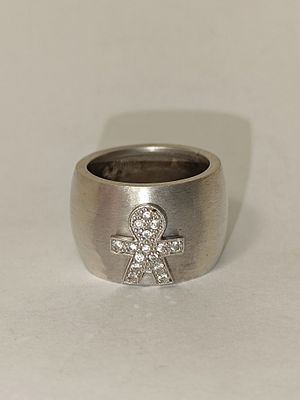 Anel em prata foscada 925% com pingente em forma de menino com pedras brancas, 16.7gr