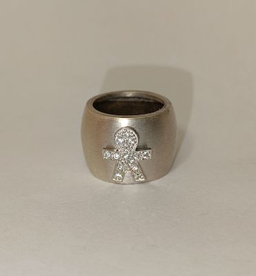 Anel em prata foscada 925% com pingente de menino com pedras brancas, 17.1gr