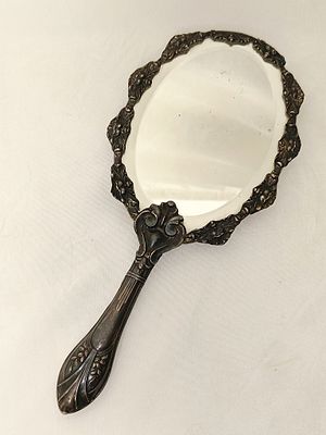 Espelho de m&atilde;o vitoriano com detalhes em prata &aacute;guia antiga 833%, 25cm