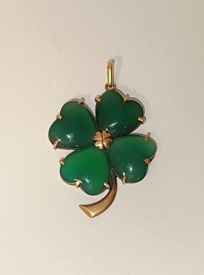 Berloque em ouro 750% formato de trevo de 4 folhas com pedras verdes naturais, 10.4gr