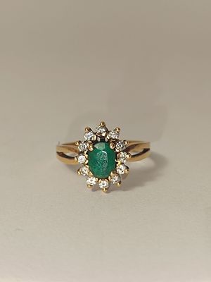 Anel em ouro 800% com diamantes e esmeralda, 4gr 
com 3 marcas de contraste 
Medida 13