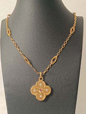 Colar de filigrana e centro em ouro 800% com p&eacute;rolas e pedra vermelha, 14.3gr