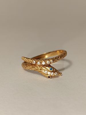 Anel em ouro 800% feitio cobra com pedras brancas e azuis, 3.6gr 
Medida 18