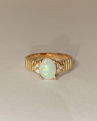 Anel em ouro 800% com opala e diamantes, 3.5gr 
Medida 14/15