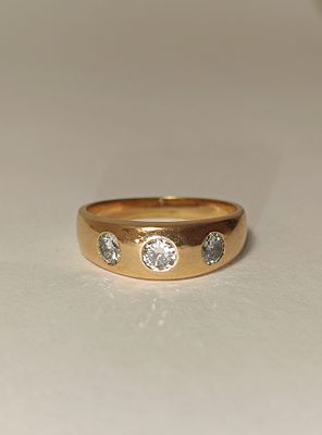 Anel em ouro 750% com 3 diamantes de 0.3cts total, 6.1gr 
Medida 17