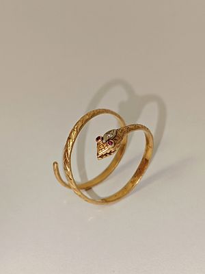 Anel em ouro 800% formato cobra com 3 marcas de contraste, diamantes e rubis, 3.6gr 
Medida 20/21