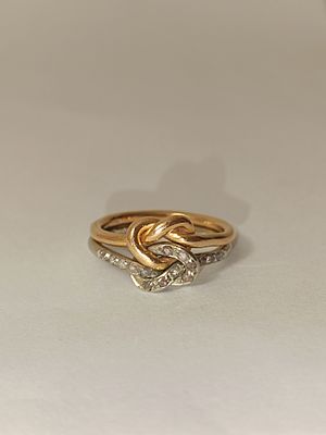 Anel em ouro bicolor 800% em formato de n&oacute; com diamantes e 3 marcas de contrastaria, 6.6gr 