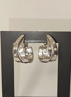 Par de brincos em ouro branco 800% com diamantes, 15.9gr