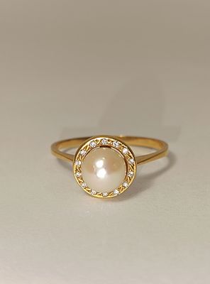 Anel em ouro 800% com 3 contrastes, p&eacute;rola e diamantes, 4.5gr 
Medida 27