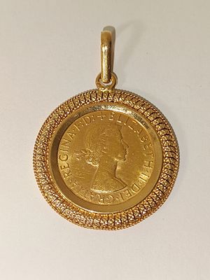 Aro em ouro 800% com libra Elizabeth II de 1966, 11gr