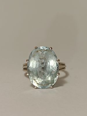 Anel em ouro branco 800% com &aacute;gua marinha, 5.5gr 
Medida 15