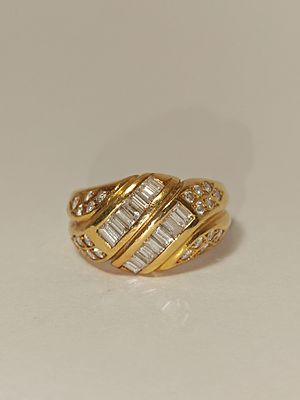 Anel em ouro 800% com 14 diamantes em talhe navete e 22 em talhe brilhante, 8.8gr 
Medida 15/16