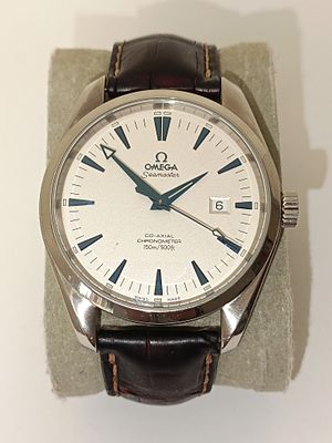 Rel&oacute;gio OMEGA SEAMASTER AQUA TERRA em a&ccedil;o com movimento autom&aacute;tico e bracelete da marca em pele