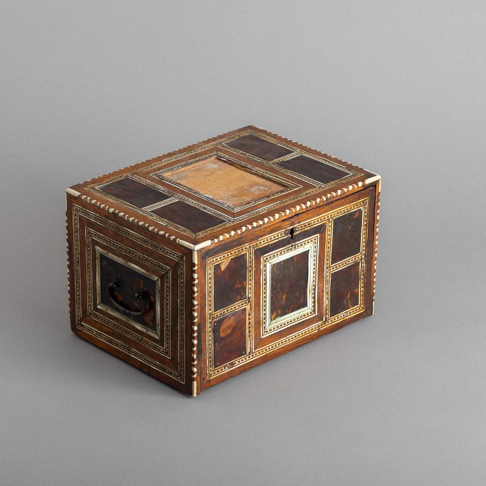 Leiloeira C&ocirc;rte Real | Auction 5 | Antiques & Works of Art