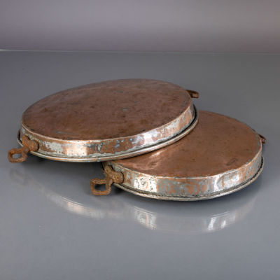 DUAS FRIGIDEIRAS REDONDAS. Em cobre, pegas em ferro. Sinais de uso, pequenos defeitos. Dim. 41 x 