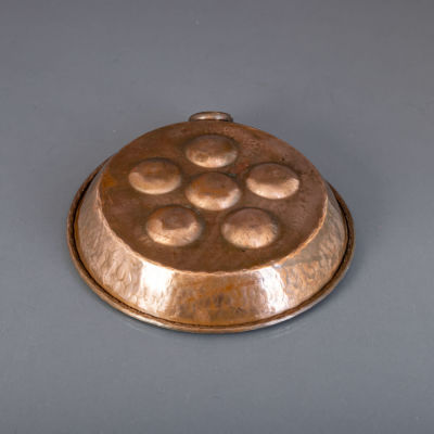 FRIGIDEIRA REDONDA. Em cobre, com argola para suspens&atilde;o, estanhada no interior. Sinais de uso 