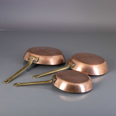 TR&Ecirc;S FRIGIDEIRAS. Em cobre, pegas em metal amarelo. Tamanhos decrescentes. Sinais de uso e 