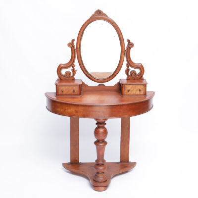 TOUCADOR. Em nogueira e folheado a nogueira, formato de meia lua com espelho basculante. 