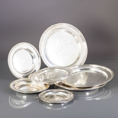 OITO PRATOS DIVERSOS. Em casquinha inglesa, decora&ccedil;&atilde;o diversa, marcada. Sinais de uso, desgaste 