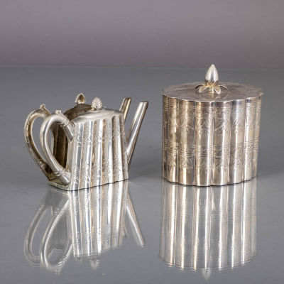 SUPORTE PARA GUARDANAPOS E CAIXA PARA CH&Aacute;. Em casquinha, decora&ccedil;&atilde;o gomada e gravada com 