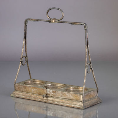 BASE DE LICOREIRO. Em casquinha. Pequenos defeitos. Dim.: 32x31x12 cm.