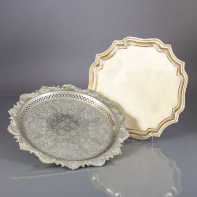 DUAS SALVAS RECORTADAS. Em metal prateado, uma inglesa marcada Royal Sheffield, outra oriental 