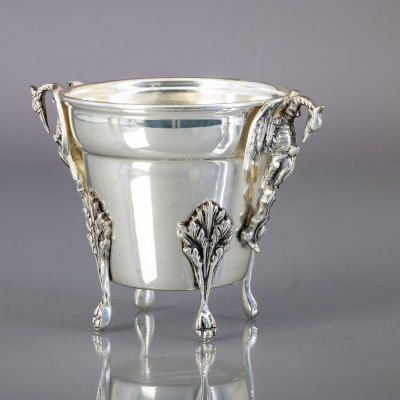 BALDE PARA GELO. Em casquinha portuguesa, decora&ccedil;&atilde;o lisa, p&eacute;s e pegas em relevo "garra" e 