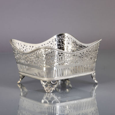 CESTO QUADRANGULAR. Em casquinha, decora&ccedil;&atilde;o vazada com composi&ccedil;&atilde;o geom&eacute;trica. Sinais de uso. 