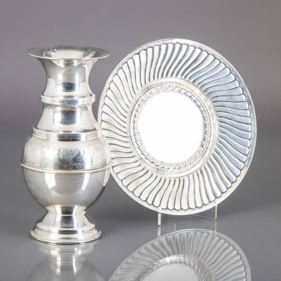 PRATO E JARRA. Em metal prateado, decora&ccedil;&atilde;o gravada e gomada. Sinais de uso, leves oxida&ccedil;&otilde;es e 