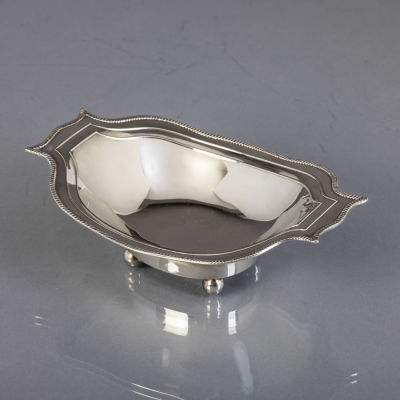 ANELEIRA OVAL RECORTADA. Em casquinha, decora&ccedil;&atilde;o lisa, bordo relevado. Sinais de uso. Dim.: 6x19 