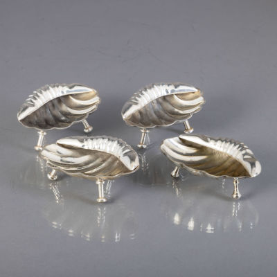 QUATRO ANELEIRAS "CONCHA*. Em casquinha relevada. Sinais de uso. Dim: 5x13x9 cm.