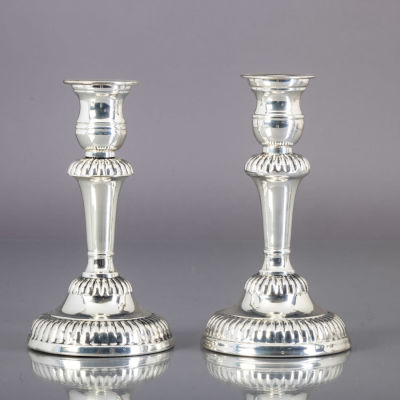 PAR DE CASTI&Ccedil;AIS. Em casquinha, decora&ccedil;&atilde;o gomada. Sinais de uso e um com leve desgaste na 