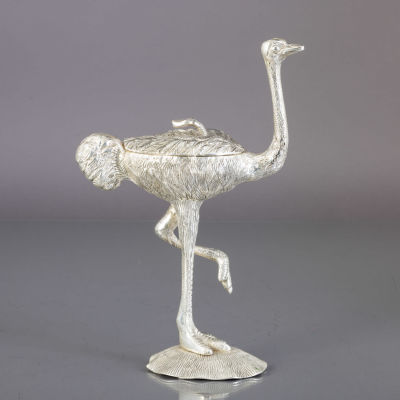 CAIXA "AVESTRUZ". Em metal prateado, decora&ccedil;&atilde;o relevada. Sinais de uso. Dim.: 32,5 cm.