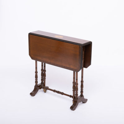 MESA DE ABAS. Folheada a nogueira e outras madeiras, com embutidos "roseta", pernas torneadas 