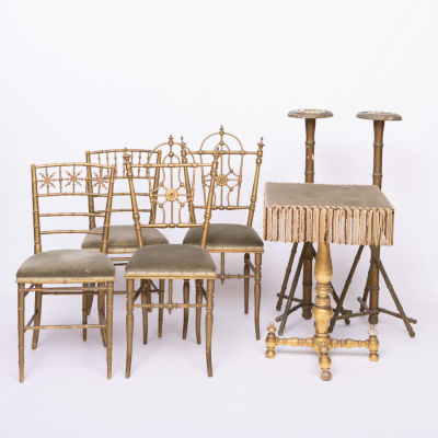 QUATRO CADEIRAS, MESA E PAR DE COLUNAS. Em madeira entalhada e dourada, simulando bambo 