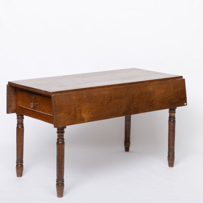 MESA DE ABAS. Em castanho, pernas torneadas, gavetas no topo. S&eacute;c. XIX. Sinais de uso, pequenos 