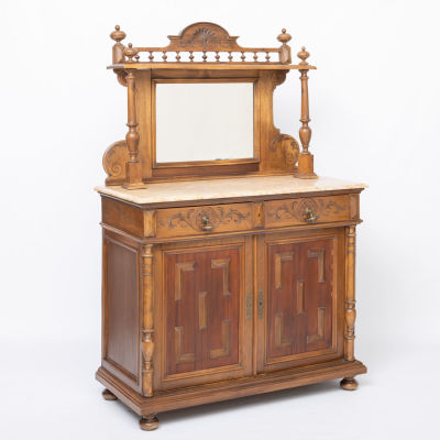 APARADOR COM AL&Ccedil;ADO. Em nogueira com entalhamentos, al&ccedil;ado com espelho, de duas portas e 