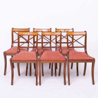 CONJUNTO DE SEIS CADEIRAS. Em mogno, tabela folheada a olho de perdiz, assentos estofados. 