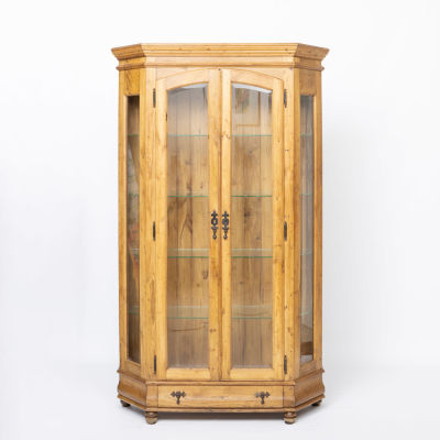 VITRINE. Em castanho, de duas portas e laterais com vidros, na base pequena gaveta. Sinais de 