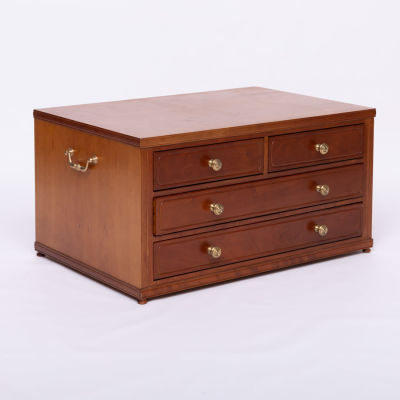 CAIXA PARA FAQUEIRO. Em madeira e outros materiais, de quatro gavetas, puxadores em metal 