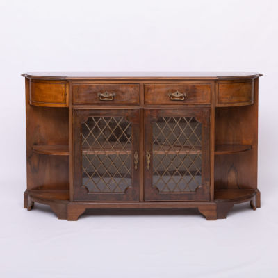 APARADOR. Estilo Ingl&ecirc;s, em nogueira e raiz, de cantos curvos com duas gavetas de duas portas 