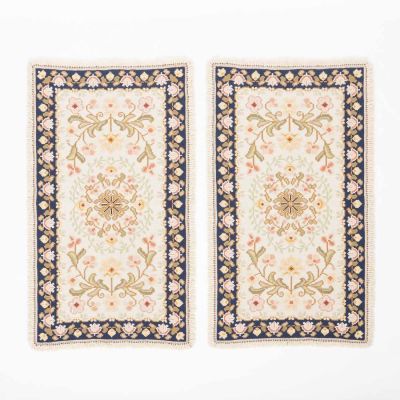 PAR DE TAPETES DE ARRAIOLOS. Bordados a fio de l&atilde;, decora&ccedil;&atilde;o policromada com motivos 