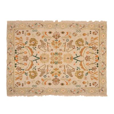 TAPETE DE ARRAIOLOS. Bordado a fio de l&atilde;, decora&ccedil;&atilde;o policroma com motivos vegetalistas e 