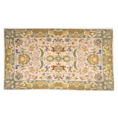 TAPETE DE ARRAIOLOS. Bordado a fio de l&atilde;, decora&ccedil;&atilde;o policromada com motivos vegetalistas e 