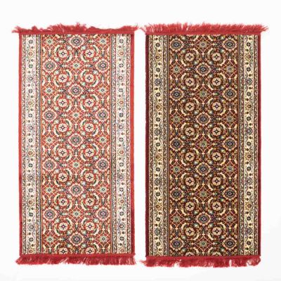 PAR DE TAPETES. Decora&ccedil;&atilde;o policromada. Sinais de uso, pequenos defeitos. Dim: 150x71 cm.